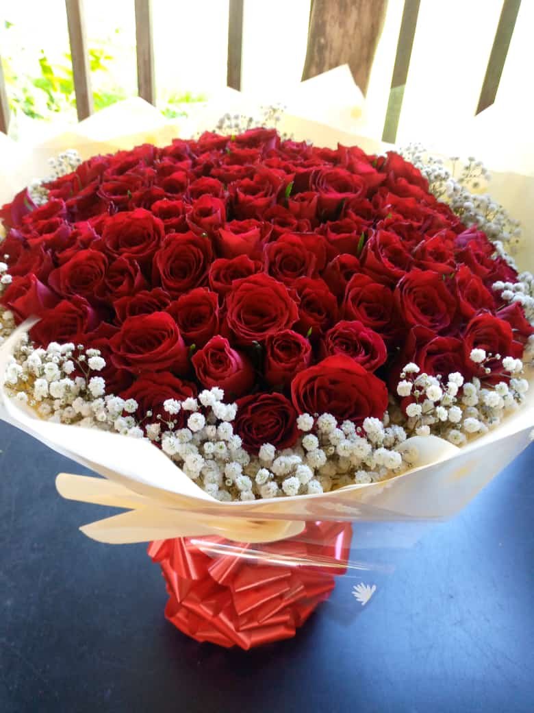 100 Stems Water Bouquet with Baby’s Breath